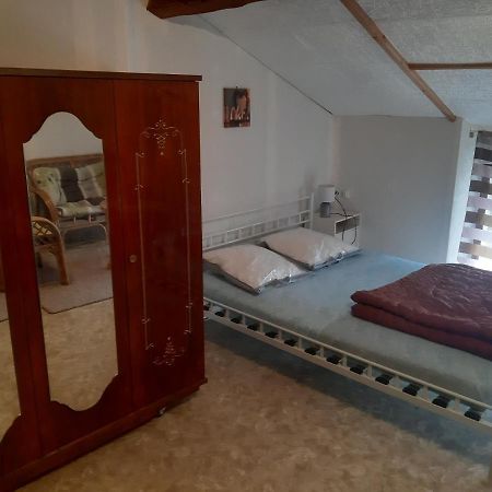 petite Maison ancienne charentaise ,dans un village au calme idéal travailleur soigné et pas de destructeur de logement ou d'appareil Brigueuil Extérieur photo