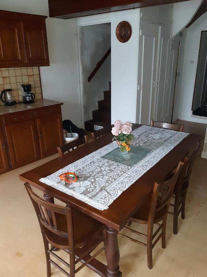 petite Maison ancienne charentaise ,dans un village au calme idéal travailleur soigné et pas de destructeur de logement ou d'appareil Brigueuil Extérieur photo