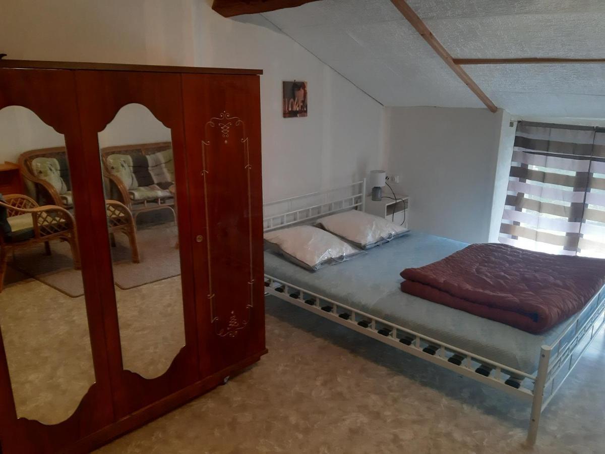 petite Maison ancienne charentaise ,dans un village au calme idéal travailleur soigné et pas de destructeur de logement ou d'appareil Brigueuil Extérieur photo