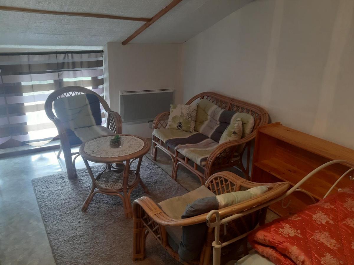 petite Maison ancienne charentaise ,dans un village au calme idéal travailleur soigné et pas de destructeur de logement ou d'appareil Brigueuil Extérieur photo