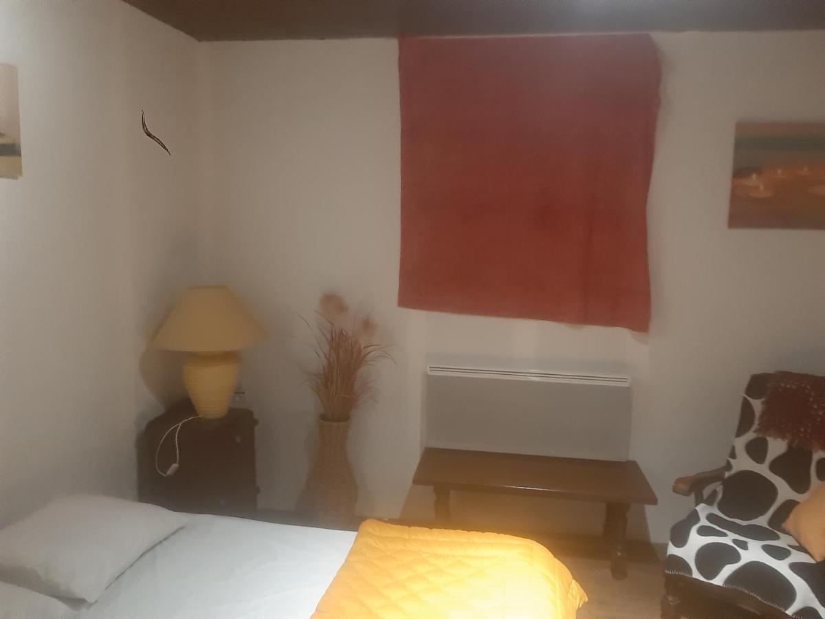 petite Maison ancienne charentaise ,dans un village au calme idéal travailleur soigné et pas de destructeur de logement ou d'appareil Brigueuil Extérieur photo